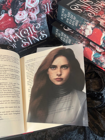 Das Page Overlay zeigt das Porträt der weiblichen Hauptfigur des Buches "Magic of Sins". Kaya trägt ihr braunes, langes Haar offen und ein graues Oberteil mit hochgeschlossenem Kragen.